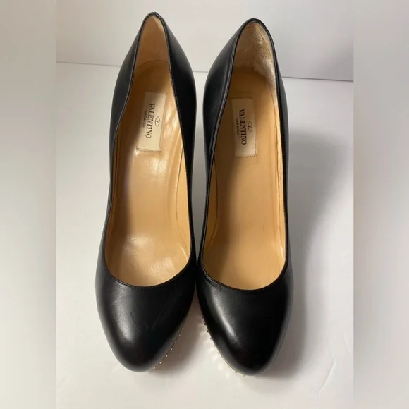 Valentino Garavani pumps heels leather black gold rockstud 39